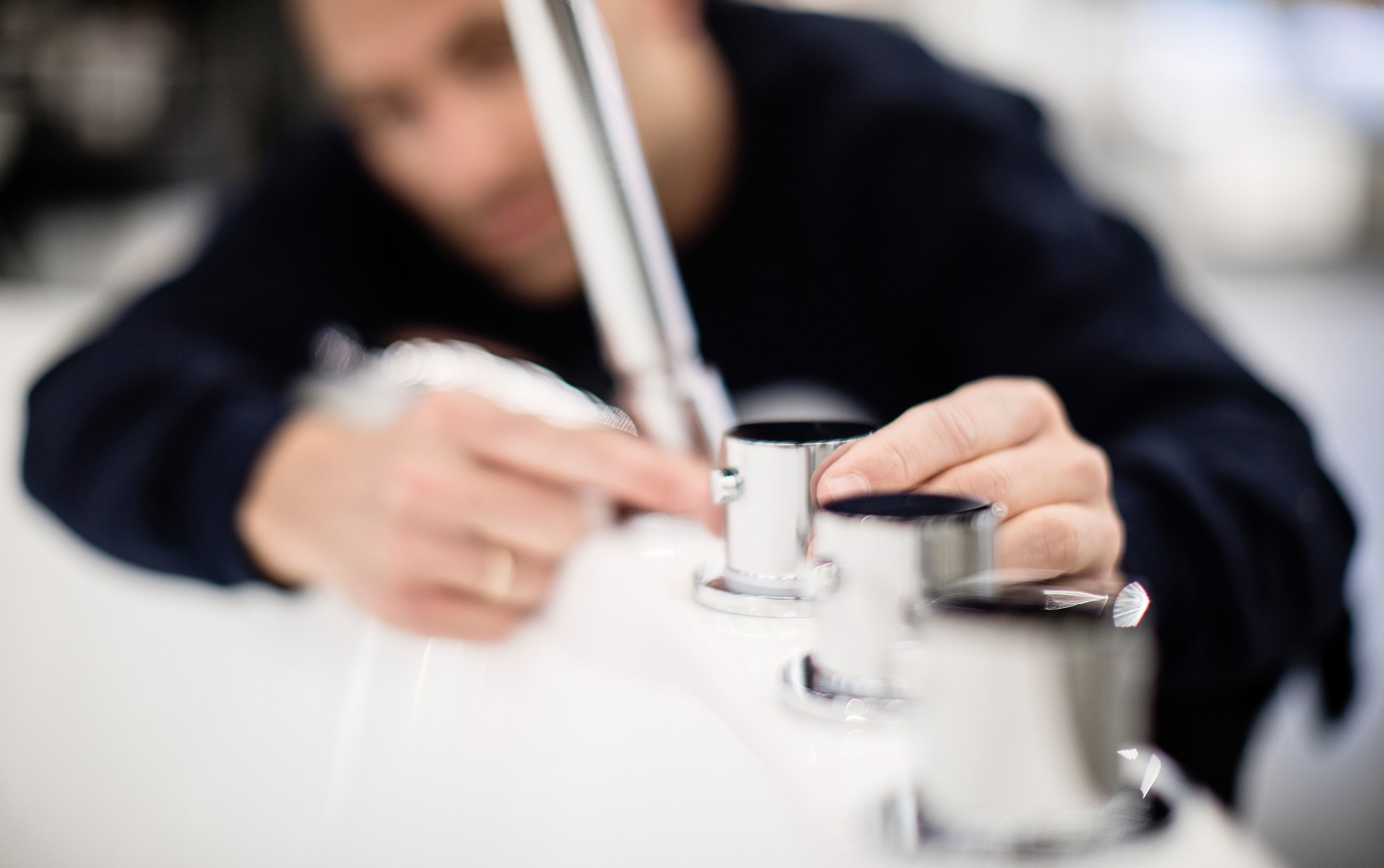 VB-rørlegger justerer et badekarbatteri.